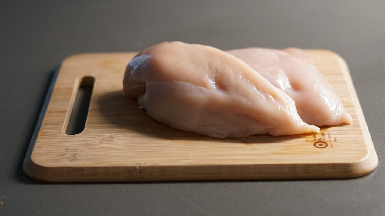 Fresh chicken cuts on a processing line — Brazilian chicken exports rose 40.7% per day in July 2026